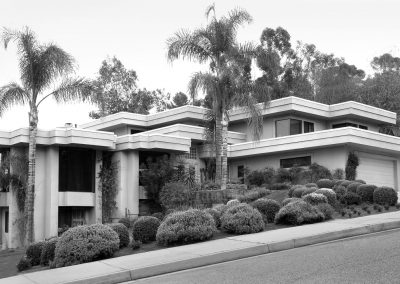 Home in the International contemporary style in Southern California on an uneven lot